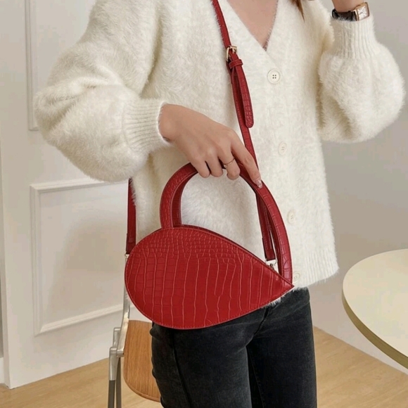 Crocodile Pattern heart shaped Double Handle Handbag - Picture 2 of 5